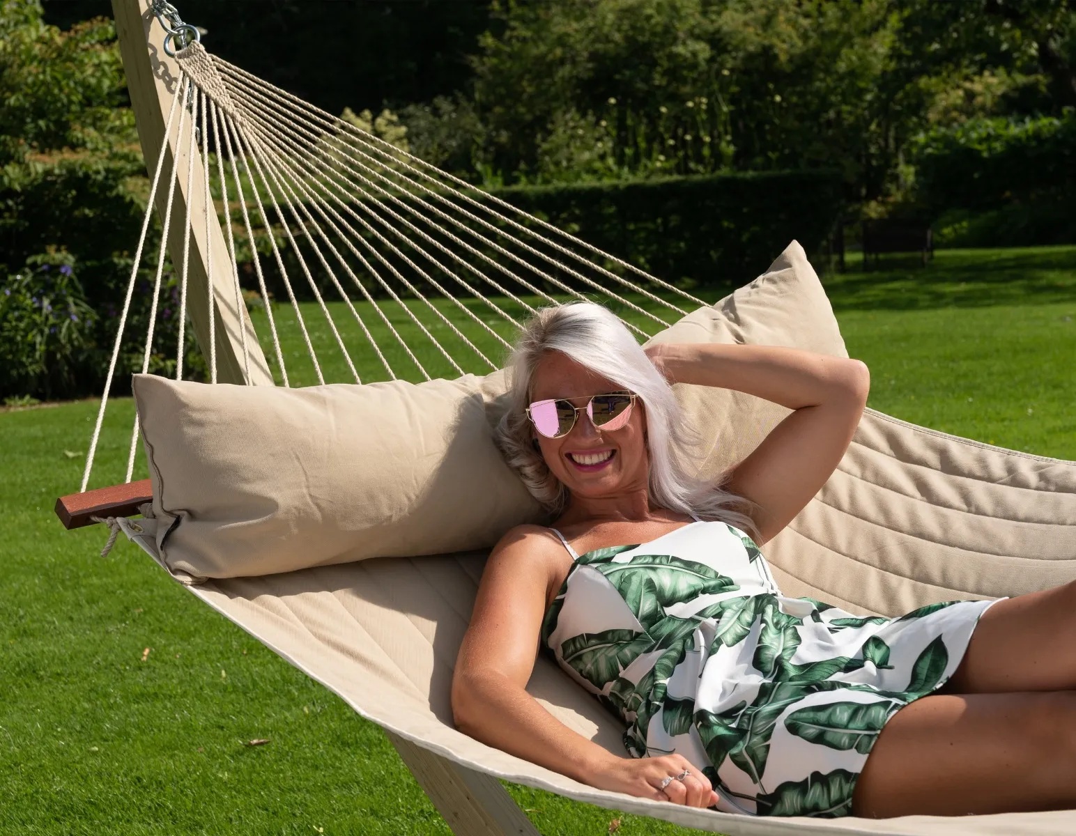 Ontspannen loungeplek in de tuin met een comfortabele hangmat