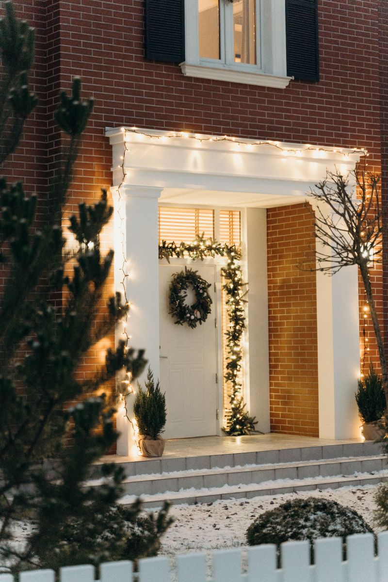 Sfeervolle kerstverlichting bij voordeur huis