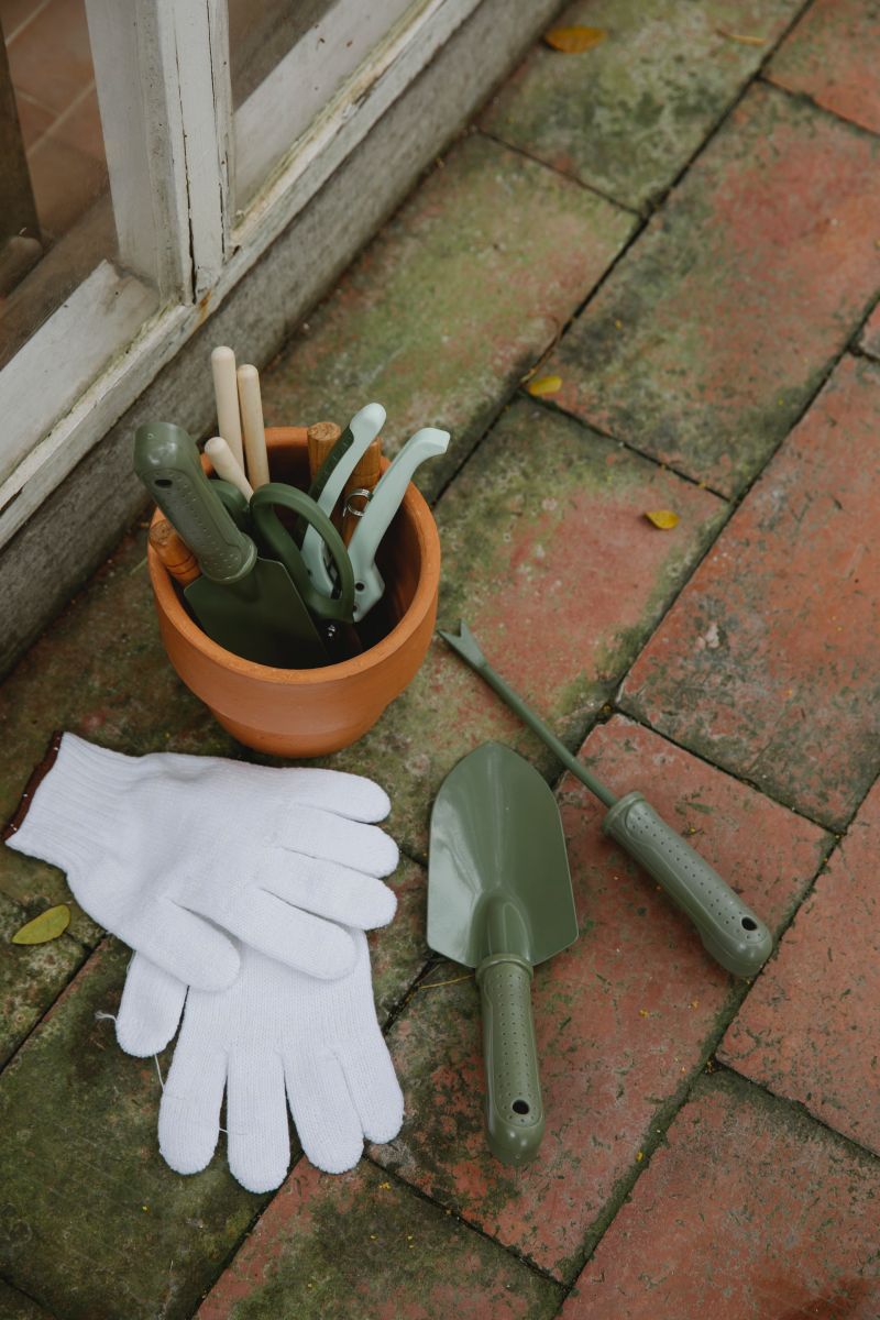 Tuin materiaal op tegels waar groene aanslag op zit