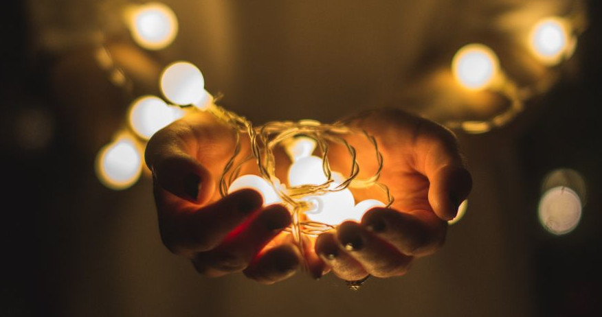 Vrouw met lichtjes in handen